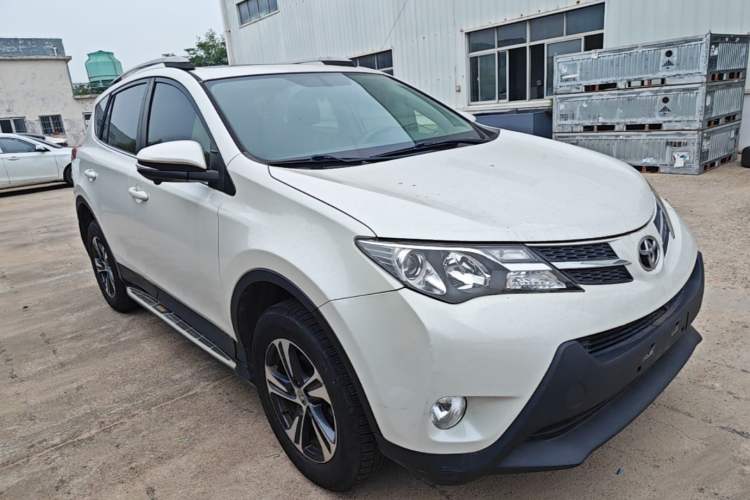 Used Toyota RAV4 2015 2.0L CVT Two-Wheel Drive Fashion Edition Front Right 45 Deg