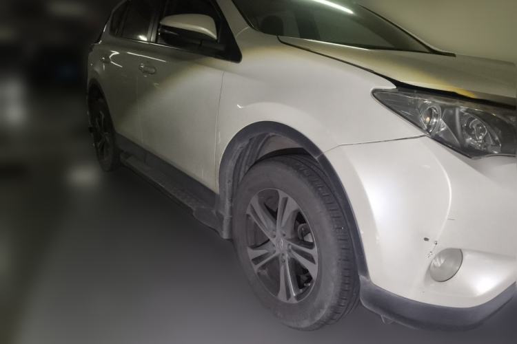 Used Toyota RAV4 2015 2.0L CVT Two-Wheel Drive Fashion Edition Front Right 45 Deg