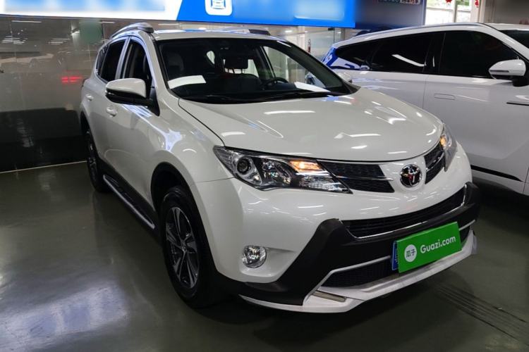 Used Toyota RAV4 2015 2.0L CVT Two-Wheel Drive Fashion Edition Front Right 45 Deg
