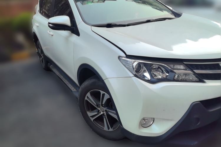 Used Toyota RAV4 2015 2.0L CVT Two-Wheel Drive Fashion Edition Front Right 45 Deg