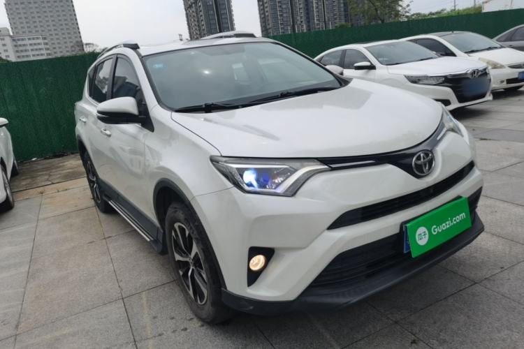 Used Toyota RAV4 2015 2.0L CVT Two-Wheel Drive Fashion Edition Front Right 45 Deg