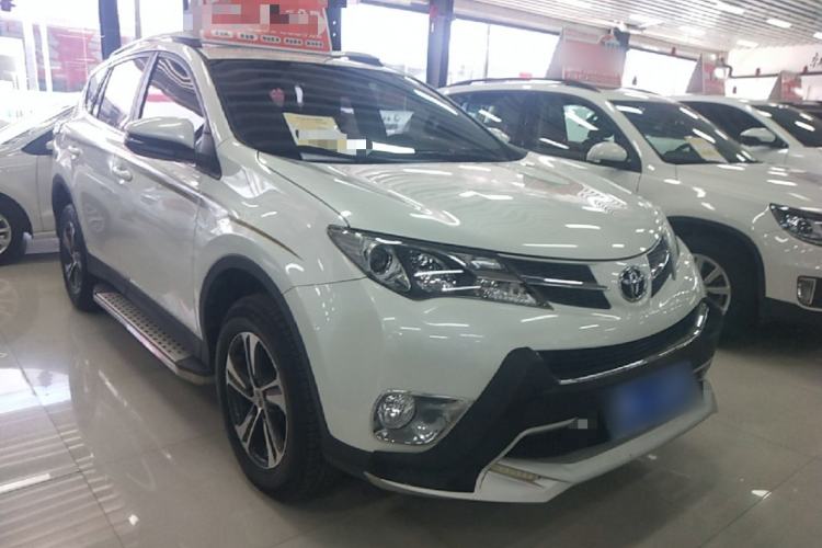 Used Toyota RAV4 2015 2.0L CVT Two-Wheel Drive Fashion Edition Front Right 45 Deg