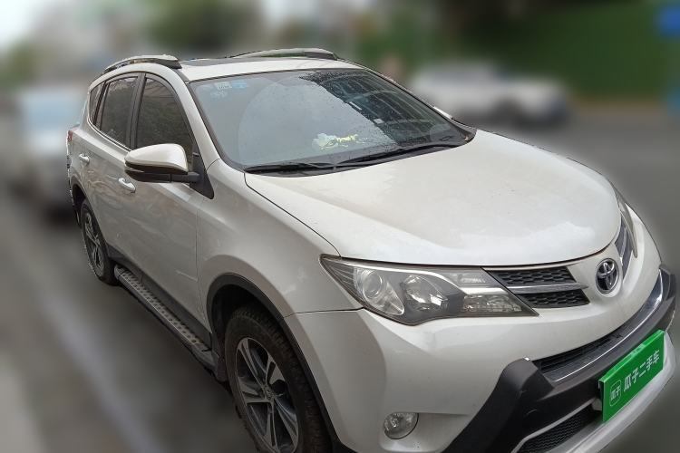 Used Toyota RAV4 2015 2.0L CVT Two-Wheel Drive Fashion Edition Front Right 45 Deg