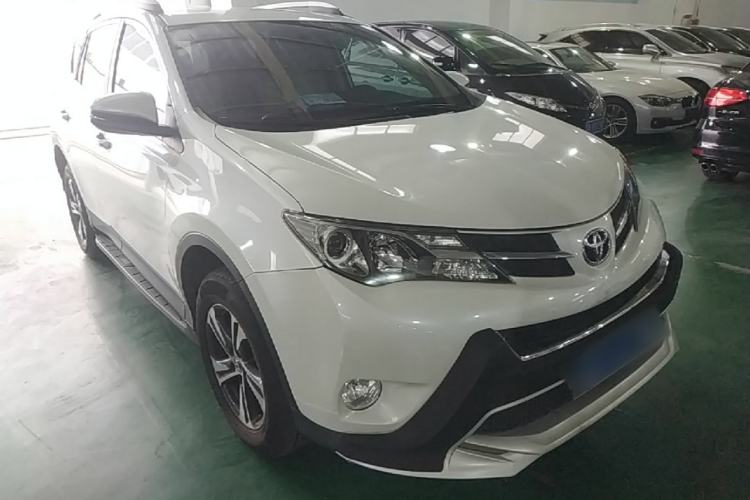 Used Toyota RAV4 2015 2.0L CVT Two-Wheel Drive Fashion Edition Front Right 45 Deg