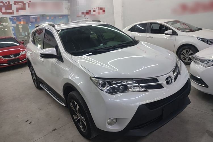Used Toyota RAV4 2015 2.0L CVT Two-Wheel Drive Fashion Edition Front Right 45 Deg