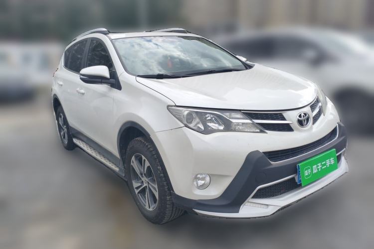 Used Toyota RAV4 2015 2.0L CVT Two-Wheel Drive Fashion Edition Front Right 45 Deg