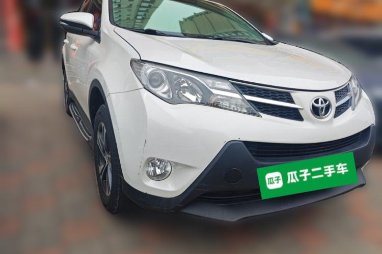 Used Toyota RAV4 2015 2.0L CVT Two-Wheel Drive Fashion Edition Front Right 45 Deg