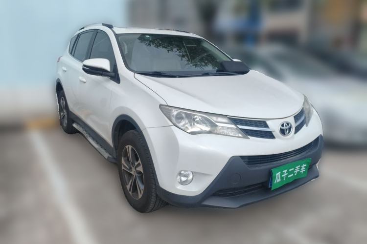 Used Toyota RAV4 2015 2.0L CVT Two-Wheel Drive Fashion Edition Front Right 45 Deg