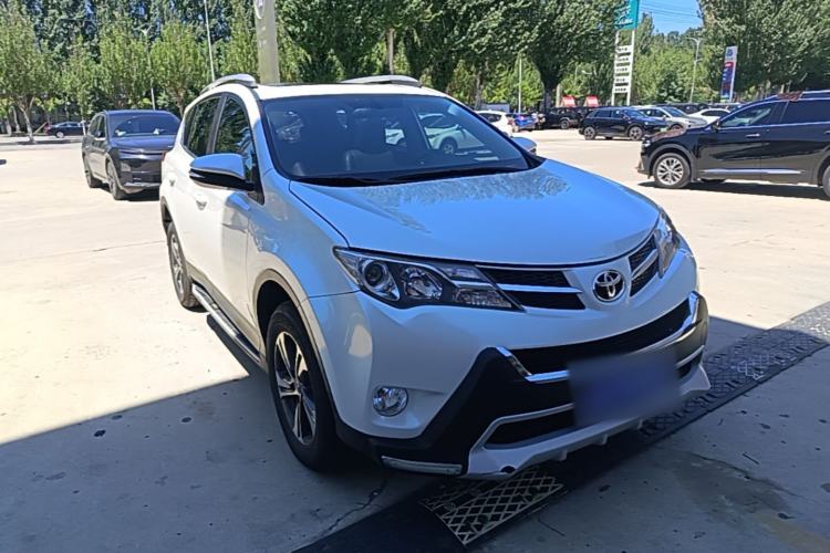 Used Toyota RAV4 2015 2.0L CVT Two-Wheel Drive Fashion Edition Front Right 45 Deg