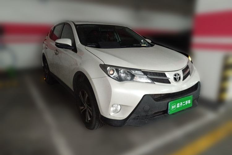 Used Toyota RAV4 2015 2.0L CVT Two-Wheel Drive Fashion Edition Front Right 45 Deg