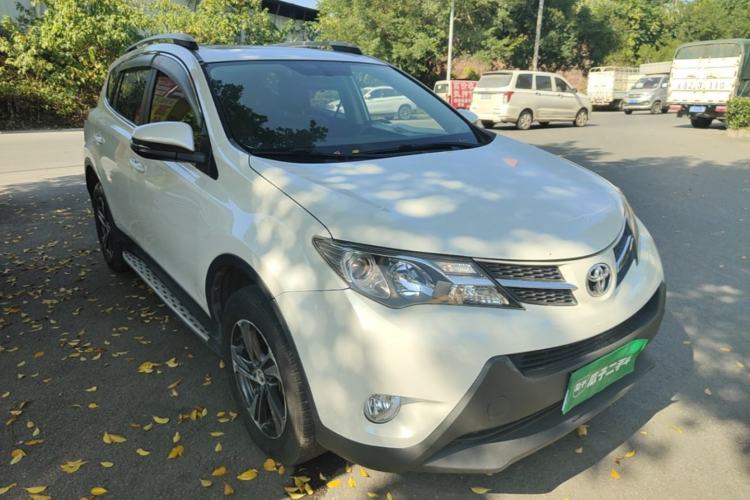 Used Toyota RAV4 2015 2.0L CVT Two-Wheel Drive Fashion Edition Front Right 45 Deg