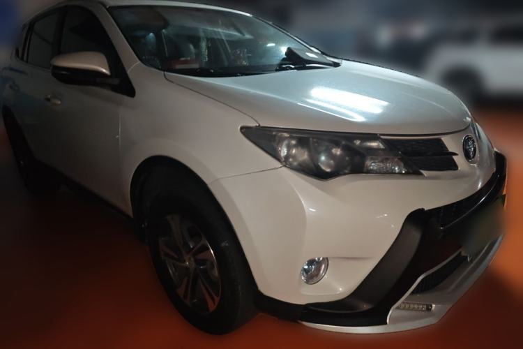 Used Toyota RAV4 2015 2.0L CVT Two-Wheel Drive Fashion Edition Front Right 45 Deg