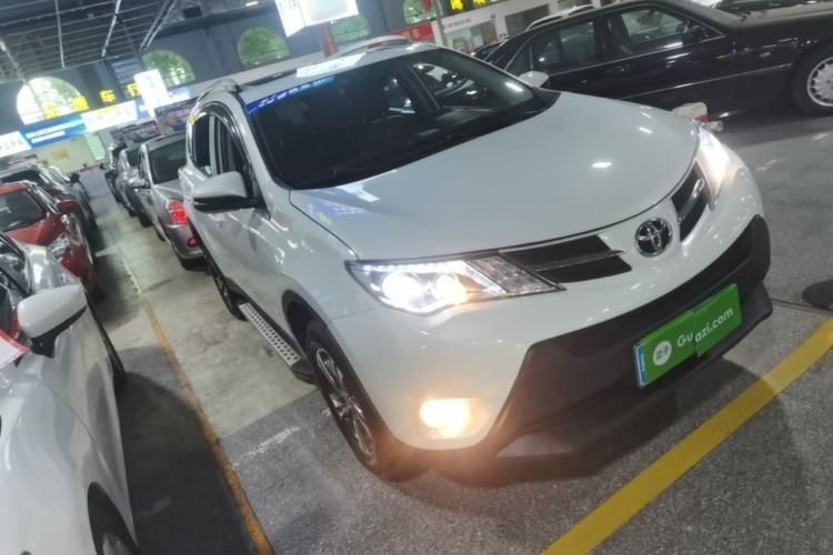 Used Toyota RAV4 2015 2.0L CVT Two-Wheel Drive Fashion Edition Front Right 45 Deg