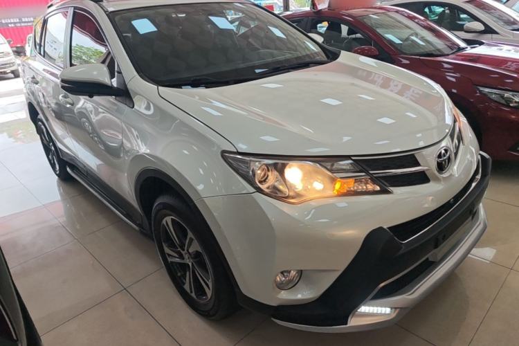 Used Toyota RAV4 2015 2.0L CVT Two-Wheel Drive Fashion Edition Front Right 45 Deg