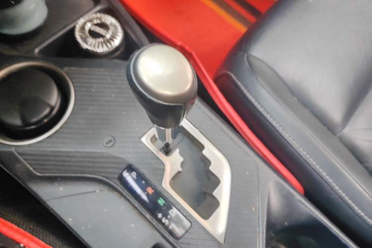 Used Toyota RAV4 2015 2.5L Automatic 4x4 Elite Edition Gear Lever