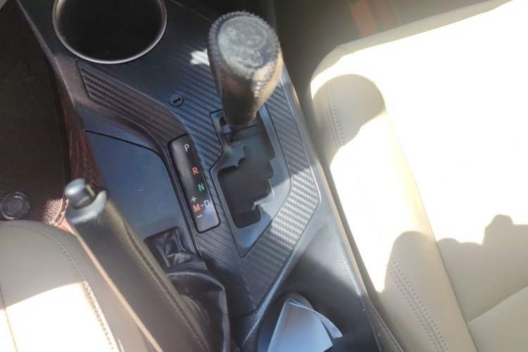 Used Toyota RAV4 2015 2.0L CVT Two-Wheel Drive Urban Edition Gear Lever