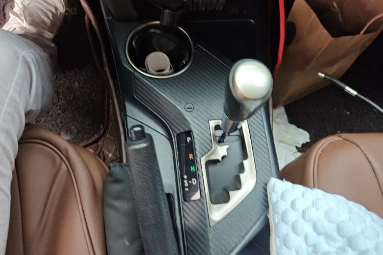 Used Toyota RAV4 2015 2.5L Automatic 4x4 Elite Edition Gear Lever