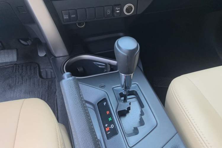 Used Toyota RAV4 2015 2.0L CVT Two-Wheel Drive Fashion Edition Gear Lever