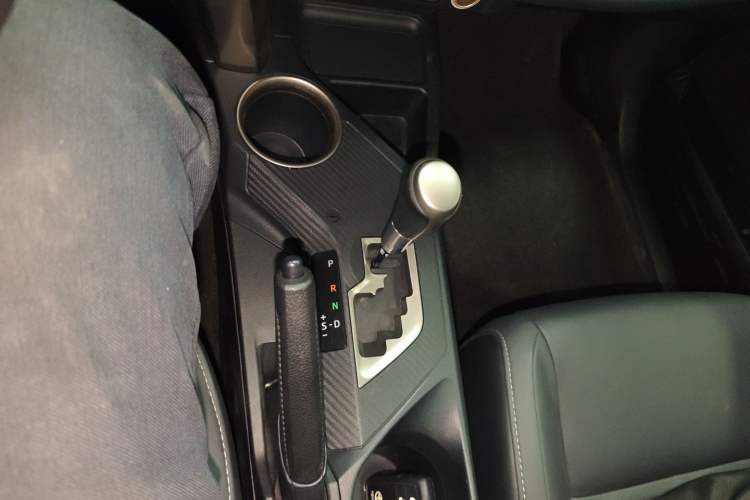 Used Toyota RAV4 2015 2.5L Automatic 4x4 Elite Edition Gear Lever