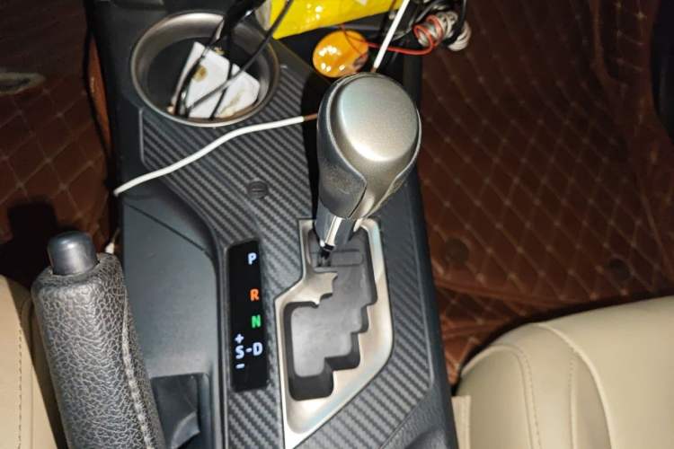 Used Toyota RAV4 2015 2.5L Automatic 4x4 Elite Edition Gear Lever