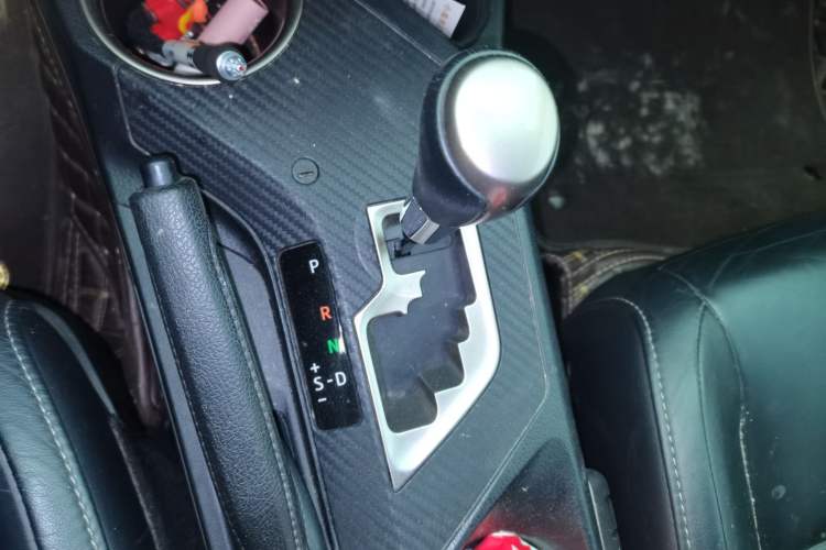 Used Toyota RAV4 2015 2.5L Automatic 4x4 Elite Edition Gear Lever