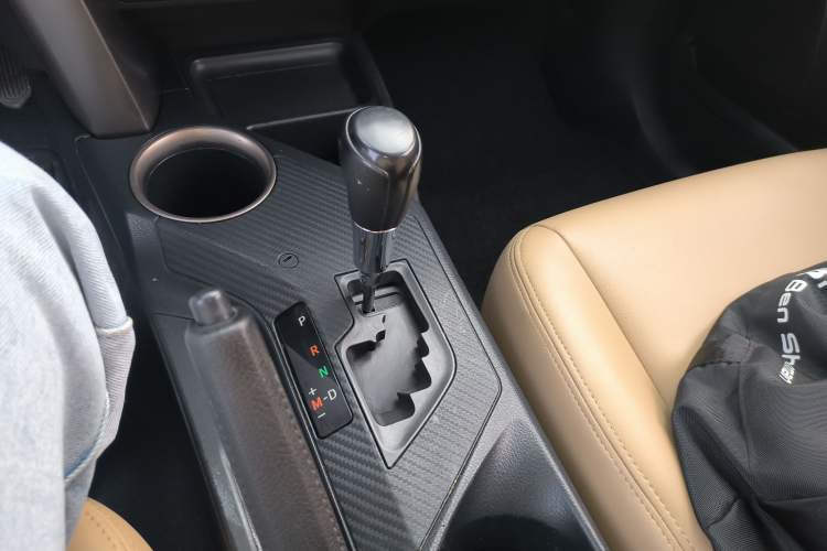 Used Toyota RAV4 2015 2.0L CVT Two-Wheel Drive Urban Edition Gear Lever
