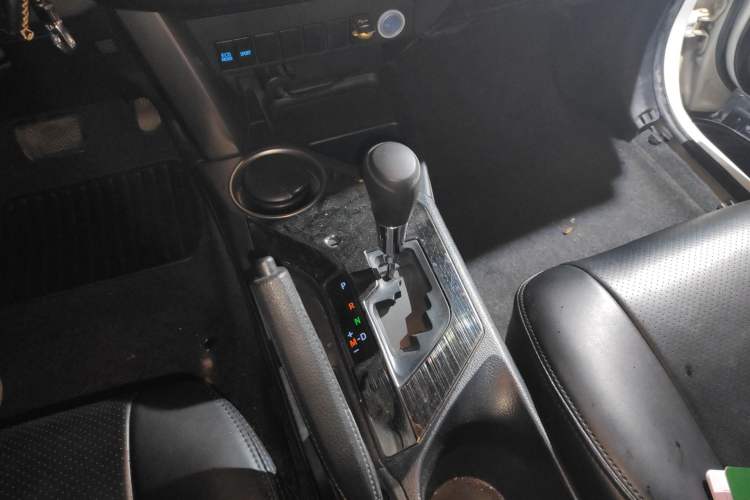 Used Toyota RAV4 2015 2.0L CVT Two-Wheel Drive Fashion Edition Gear Lever