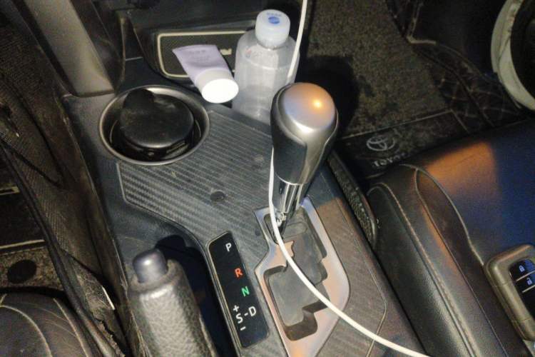Used Toyota RAV4 2015 2.5L Automatic 4x4 Elite Edition Gear Lever
