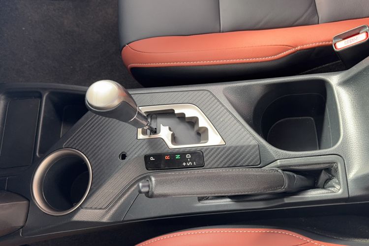 Used Toyota RAV4 2015 2.5L Automatic 4x4 Elite Edition Gear Lever