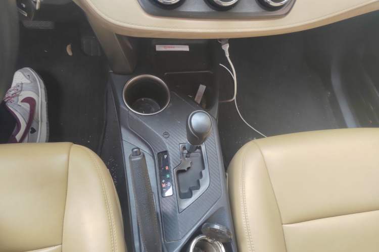 Used Toyota RAV4 2015 2.0L CVT Two-Wheel Drive Urban Edition Gear Lever