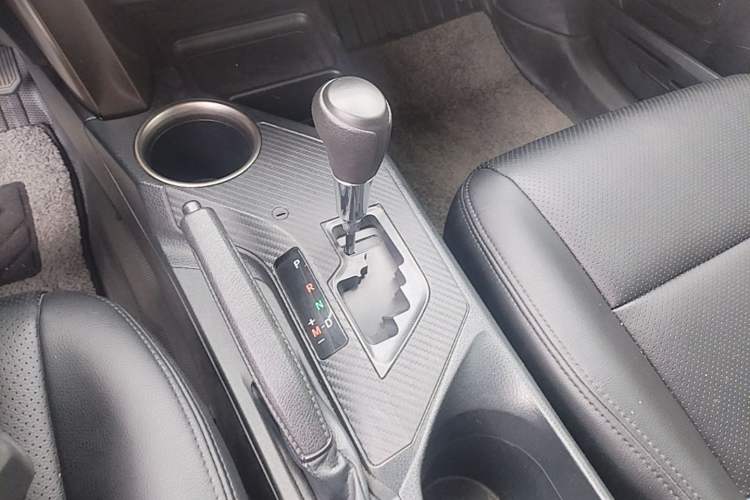 Used Toyota RAV4 2015 2.0L CVT 4x4 Trend Edition Gear Lever