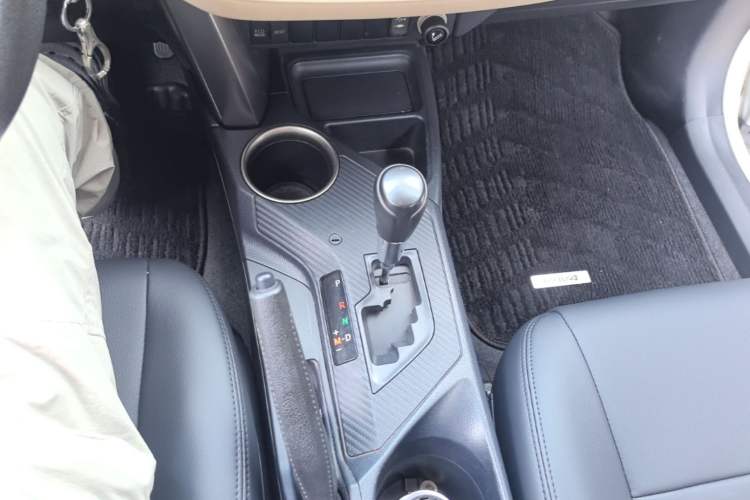 Used Toyota RAV4 2015 2.0L CVT Two-Wheel Drive Urban Edition Gear Lever