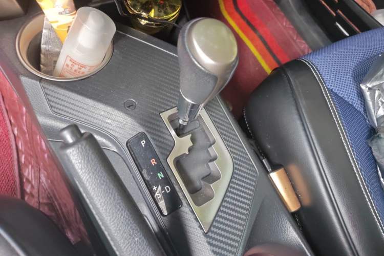 Used Toyota RAV4 2015 2.5L Automatic 4x4 Elite Edition Gear Lever