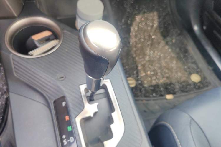 Used Toyota RAV4 2015 2.5L Automatic 4x4 Elite Edition Gear Lever