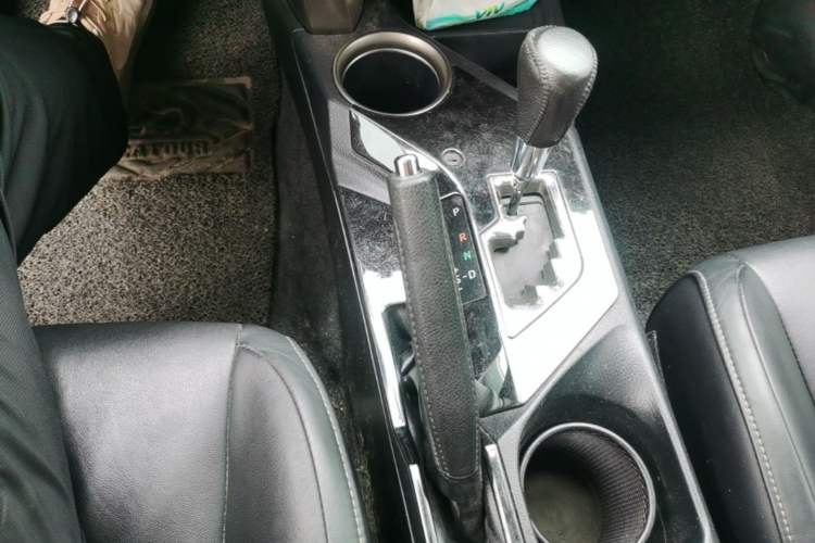Used Toyota RAV4 2015 2.5L Automatic 4x4 Luxury Edition Gear Lever