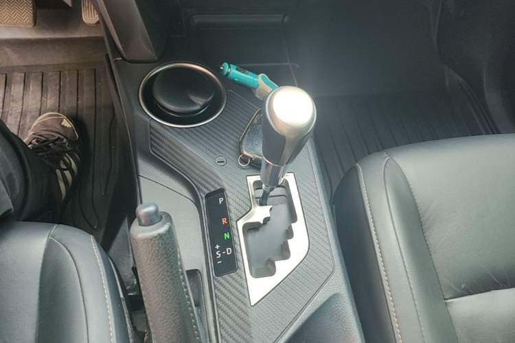 Used Toyota RAV4 2015 2.5L Automatic 4x4 Elite Edition Gear Lever