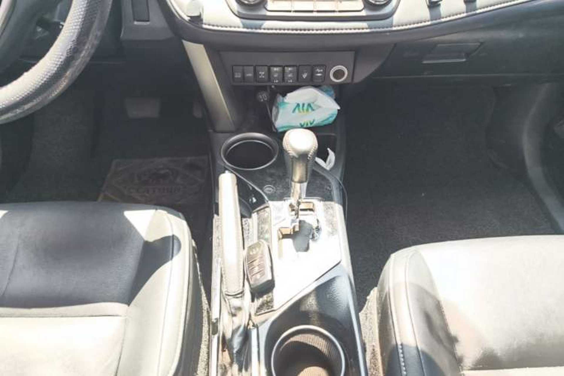 Used Toyota RAV4 2015 2.5L Automatic 4x4 Luxury Edition Gear Lever