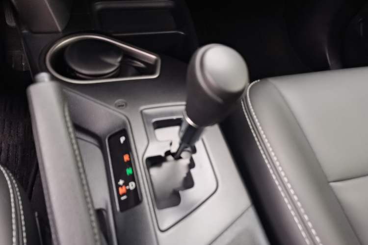 Used Toyota RAV4 2015 2.0L CVT Two-Wheel Drive Fashion Edition Gear Lever
