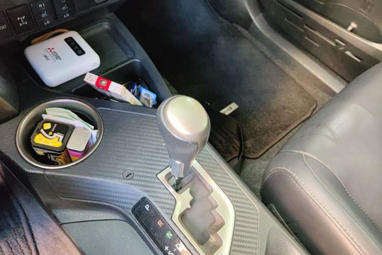 Used Toyota RAV4 2015 2.5L Automatic 4x4 Elite Edition Gear Lever
