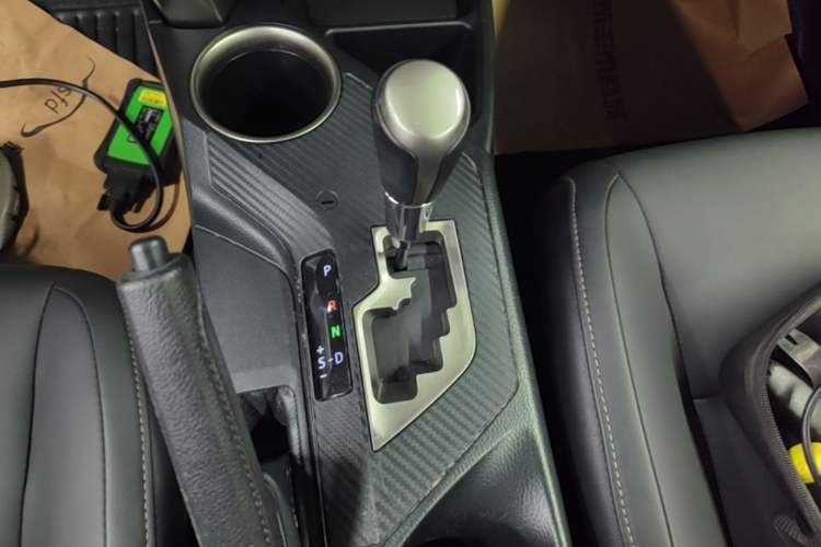 Used Toyota RAV4 2015 2.5L Automatic 4x4 Elite Edition Gear Lever