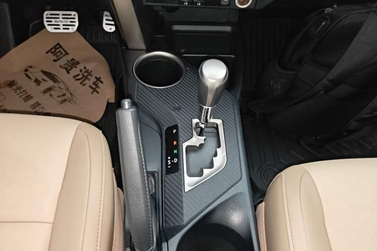 Used Toyota RAV4 2015 2.5L Automatic 4x4 Elite Edition Gear Lever