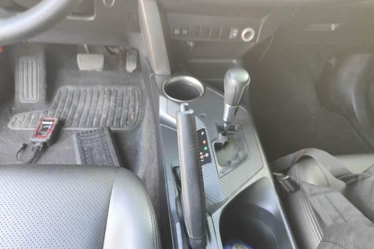 Used Toyota RAV4 2015 2.0L CVT Two-Wheel Drive Fashion Edition Gear Lever