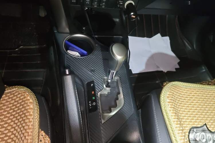 Used Toyota RAV4 2015 2.5L Automatic 4x4 Elite Edition Gear Lever