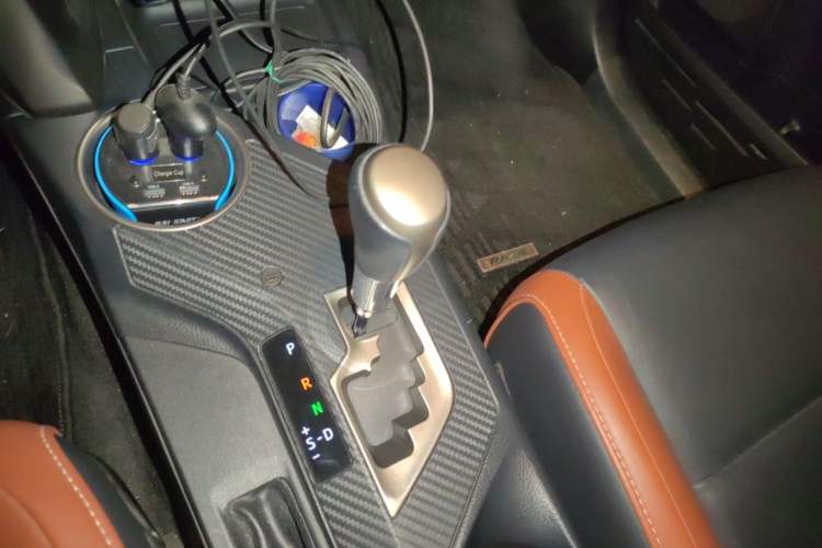 Used Toyota RAV4 2015 2.5L Automatic 4x4 Elite Edition Gear Lever