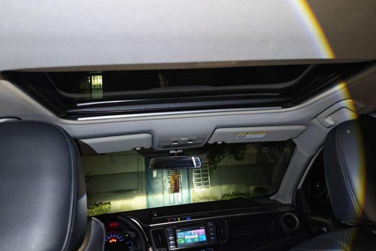 Used Toyota RAV4 2015 2.0L CVT Two-Wheel Drive Fashion Edition Headliner