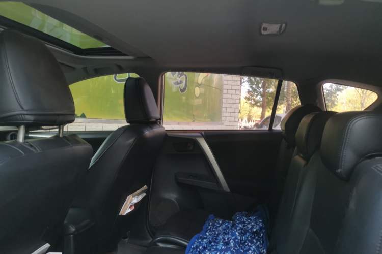 Used Toyota RAV4 2015 2.0L CVT Two-Wheel Drive Fashion Edition Headliner
