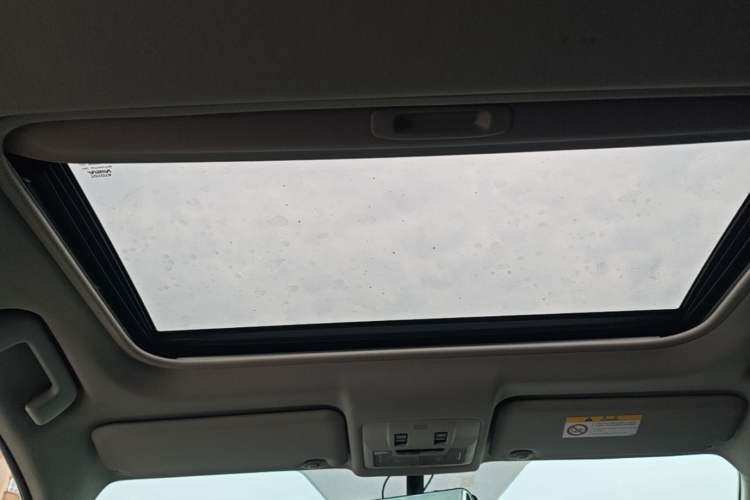 Used Toyota RAV4 2015 2.0L CVT Two-Wheel Drive Fashion Edition Headliner
