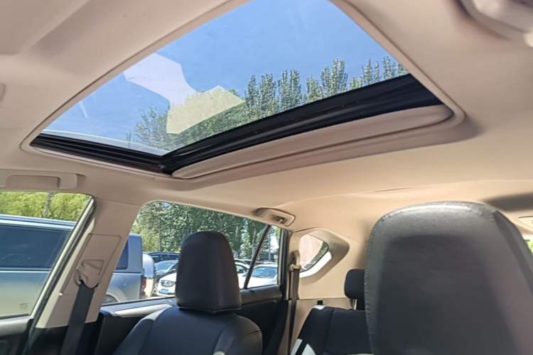 Used Toyota RAV4 2015 2.0L CVT Two-Wheel Drive Fashion Edition Headliner
