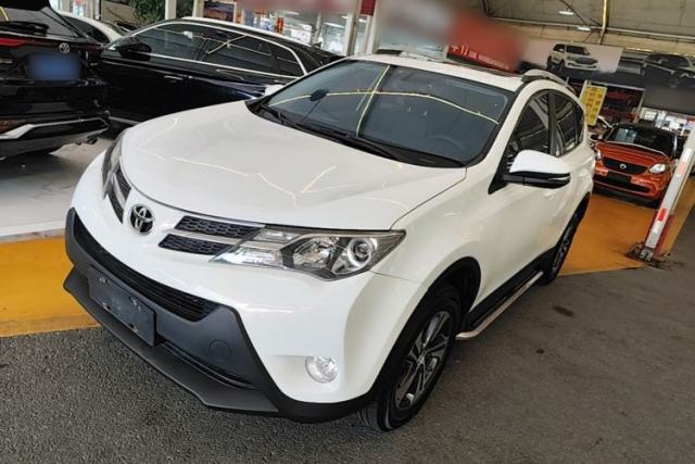 Toyota RAV4 2015 2.0L CVT Two-Wheel Drive Fashion Edition с пробегом
