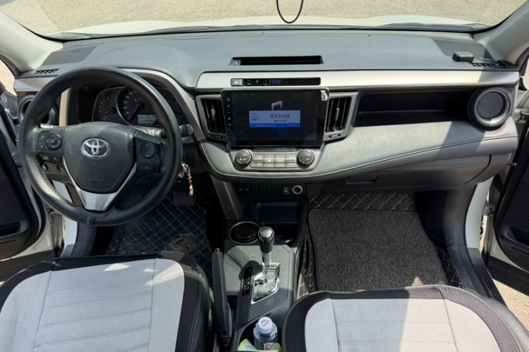 Used Toyota RAV4 2015 2.0L CVT Two-Wheel Drive Fashion Edition Interior 1